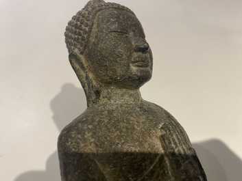 Une figure de Bouddha en pierre sculpt&eacute;e, Khmer, Lopburi, 12/14&egrave;me